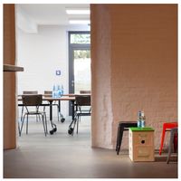 Seminar im Eventspace mit Blick auf Sitzecke im Pausenbereich