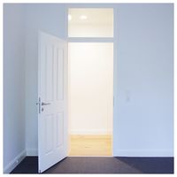 Bürofläche und Blick in den Flur des Gründerzentrums StartWerk-A