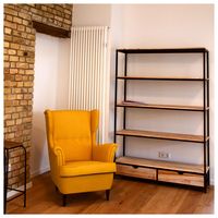 Sitzecke mit Sessel und Regal im Erdgeschoss des StartWerk-A