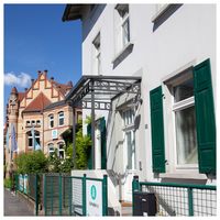 Hauseingang zum StartWerk-B mit Nachbargebäude StartWerk-A im Hintergrund