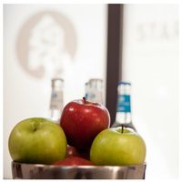 Schale mit Äpfeln vor Fenster des StartWerk-A Eventspace