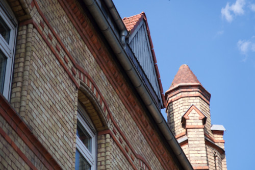 Dachverzierungen am Altbaugebäude des StartWerk-A in Wiesbaden