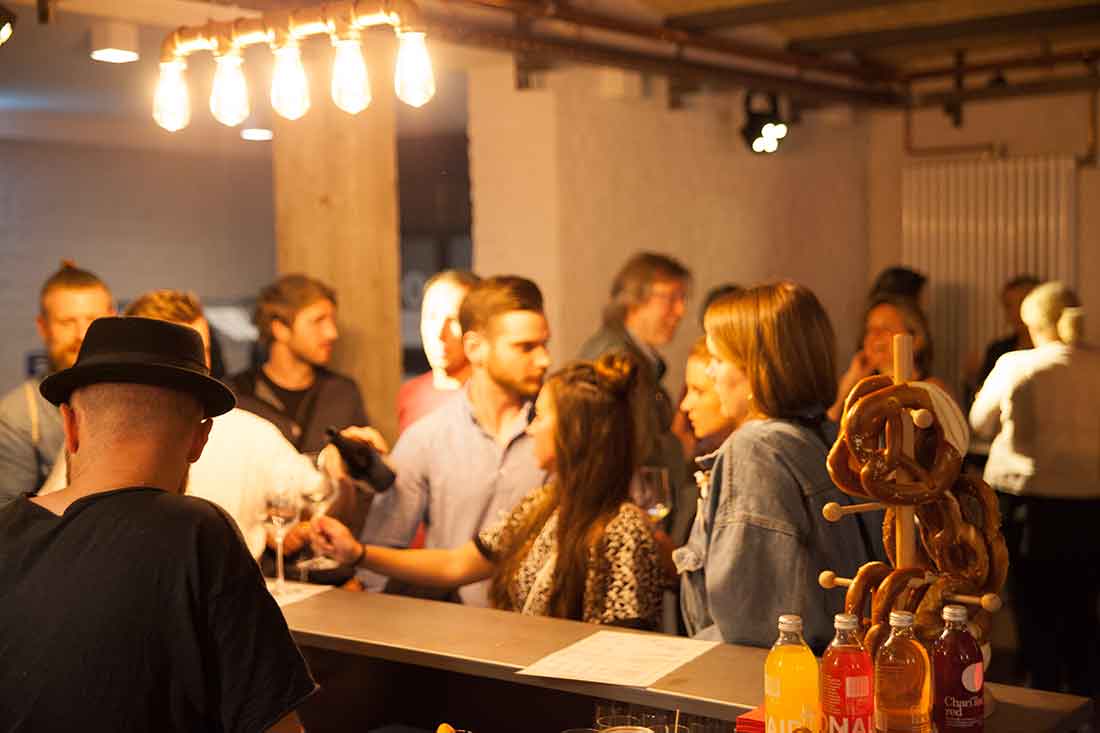 Besucher der Veranstaltung "WEINbeats - Die Winetasting-Party" im StartWerk-A Eventspace