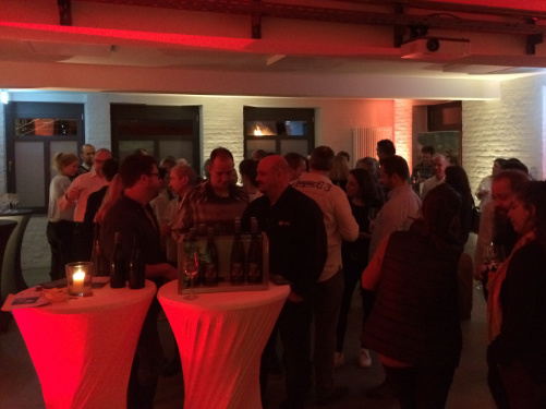 Besucher des WEINbeat-Winetastings im StartWerk-A Eventspace