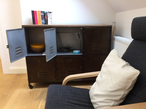 Zur Tauschbörse umfunktionierte Kommode im StartWerk-A