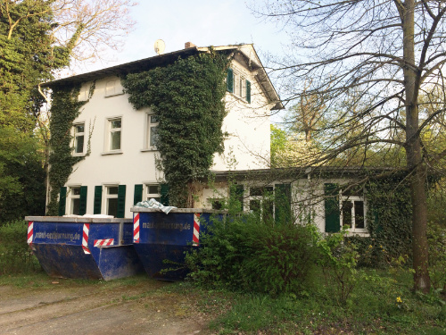 Baucontainer vor dem Gebäude des zukünftigen StartWerk-B
