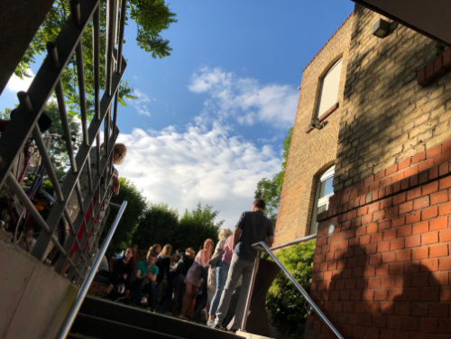 Besucher des Biebricher Höfefest 2018 im Hof des StartWerk-A