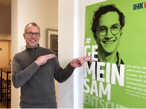 Fabian Fauth, Geschäftsführer StartWerk GmbH, vor Plakat zur IHK Wahl 2019